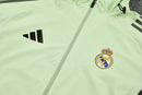 Chándal hombre Real Madrid temporada 2025 2026 chaqueta cortaviento verde y pantalón gris entrenamiento calidad 1.1 premium oficial madridista. Real Madrid 2025, Cortaviento Real Madrid verde, Chándal Madrid gris, Ropa Real Madrid barata, Entrenamiento Madrid 25/26, Calidad 1.1 Real Madrid, Champions League Gear, Tienda Hincha Futbolero, Real Madrid Green Jacket.