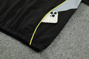 Chándal hombre Real Madrid temporada 2025 2026 chaqueta cortaviento y pantalón negro entrenamiento calidad 1.1 premium oficial madridista. Real Madrid 2025, Chándal Real Madrid negro, Cortaviento Madrid negro, Ropa Real Madrid barata, Entrenamiento Madrid 25/26, Calidad 1.1 Real Madrid, La Liga Gear, Tienda Hincha Futbolero, Real Madrid Black Tracksuit.