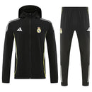 Chándal hombre Real Madrid temporada 2025 2026 chaqueta cortaviento y pantalón negro entrenamiento calidad 1.1 premium oficial madridista. Real Madrid 2025, Chándal Real Madrid negro, Cortaviento Madrid negro, Ropa Real Madrid barata, Entrenamiento Madrid 25/26, Calidad 1.1 Real Madrid, La Liga Gear, Tienda Hincha Futbolero, Real Madrid Black Tracksuit.