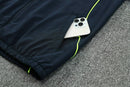 Chándal hombre Real Madrid temporada 2025 2026 chaqueta cortaviento y pantalón azul marino entrenamiento calidad 1.1 premium oficial madridista. Real Madrid 2025, Chándal Real Madrid azul marino, Cortaviento Madrid navy, Ropa Real Madrid barata, Entrenamiento Madrid 25/26, Calidad 1.1 Real Madrid, La Liga Gear, Tienda Hincha Futbolero, Real Madrid Dark Blue Tracksuit.