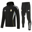 Chándal hombre Real Madrid temporada 2025 2026 chaqueta cortaviento y pantalón negro entrenamiento calidad 1.1 premium oficial madridista. Real Madrid 2025, Chándal Real Madrid negro, Cortaviento Madrid negro, Ropa Real Madrid barata, Entrenamiento Madrid 25/26, Calidad 1.1 Real Madrid, La Liga Gear, Tienda Hincha Futbolero, Real Madrid Black Tracksuit.