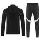 Chándal hombre Real Madrid temporada 2025 2026 chaqueta cortaviento y pantalón negro entrenamiento calidad 1.1 premium oficial madridista. Real Madrid 2025, Chándal Real Madrid negro, Cortaviento Madrid negro, Ropa Real Madrid barata, Entrenamiento Madrid 25/26, Calidad 1.1 Real Madrid, La Liga Gear, Tienda Hincha Futbolero, Real Madrid Black Tracksuit.