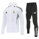Chándal hombre Real Madrid temporada 2025 2026 chaqueta cortaviento blanca y pantalón negro calidad 1.1 premium oficial madridista. Real Madrid 2025, Cortaviento Real Madrid blanco, Chándal Madrid negro, Ropa Real Madrid barata, Entrenamiento Madrid 25/26, Calidad 1.1 Real Madrid, La Liga Gear, Tienda Hincha Futbolero, Real Madrid Windbreaker.