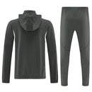 Chándal hombre Real Madrid temporada 2025 2026 chaqueta cortaviento y pantalón gris entrenamiento calidad 1.1 premium oficial madridista. Real Madrid 2025, Chándal Real Madrid gris, Cortaviento Madrid gris, Ropa Real Madrid barata, Entrenamiento Madrid 25/26, Calidad 1.1 Real Madrid, La Liga Gear, Tienda Hincha Futbolero, Real Madrid Grey Tracksuit.