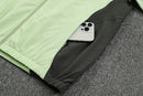 Chándal hombre Real Madrid temporada 2025 2026 chaqueta cortaviento verde y pantalón gris entrenamiento calidad 1.1 premium oficial madridista. Real Madrid 2025, Cortaviento Real Madrid verde, Chándal Madrid gris, Ropa Real Madrid barata, Entrenamiento Madrid 25/26, Calidad 1.1 Real Madrid, Champions League Gear, Tienda Hincha Futbolero, Real Madrid Green Jacket.