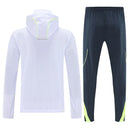 Chándal hombre Real Madrid temporada 2025 2026 chaqueta cortaviento blanca y pantalón negro entrenamiento calidad 1.1 premium oficial madridista. Real Madrid 2025, Cortaviento Real Madrid blanco, Chándal Madrid negro, Ropa Real Madrid barata, Entrenamiento Madrid 25/26, Calidad 1.1 Real Madrid, La Liga Gear, Tienda Hincha Futbolero, Real Madrid Windbreaker.