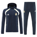 Chándal hombre Real Madrid temporada 2025 2026 chaqueta cortaviento y pantalón azul marino entrenamiento calidad 1.1 premium oficial madridista. Real Madrid 2025, Chándal Real Madrid azul marino, Cortaviento Madrid navy, Ropa Real Madrid barata, Entrenamiento Madrid 25/26, Calidad 1.1 Real Madrid, La Liga Gear, Tienda Hincha Futbolero, Real Madrid Dark Blue Tracksuit.