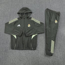 Chándal hombre Real Madrid temporada 2025 2026 chaqueta cortaviento y pantalón gris entrenamiento calidad 1.1 premium oficial madridista. Real Madrid 2025, Chándal Real Madrid gris, Cortaviento Madrid gris, Ropa Real Madrid barata, Entrenamiento Madrid 25/26, Calidad 1.1 Real Madrid, La Liga Gear, Tienda Hincha Futbolero, Real Madrid Grey Tracksuit.