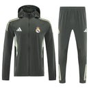 CHÁNDAL REAL MADRID CON CHAQUETA CORTAVIENTO Y PANTALÓN 25/26 HOMBRE - TIENDA HINCHA FUTBOLERO