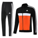 Chándal hombre Adidas entrenamiento chaqueta y pantalón largo negro con detalles naranja calidad 1.1 oficial, Adidas 2026, Chándal Adidas negro, Chaqueta Adidas naranja, Pantalón Adidas negro, Ropa deportiva barata, Calidad 1.1 Adidas, Moda deportiva 2026, Tienda Hincha Futbolero, Adidas Training, Bloke Core.