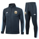 Chándal hombre conjunto Selección Argentina temporada 2025 2026 chaqueta y pantalón color gris oficial staff 3 estrellas fútbol técnica transpirable mundial.