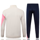 Chándal hombre FC Barcelona temporada 2025 2026 conjunto chaqueta beige y pantalón azul marino calidad 1.1 escudo bordado oficial.