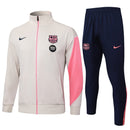 Chándal hombre FC Barcelona temporada 2025 2026 conjunto chaqueta beige y pantalón azul marino calidad 1.1 escudo bordado oficial.
