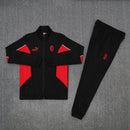 Chándal oficial del AC Milan temporada 2025 2026 conjunto chaqueta y pantalón negro para hombre de Tienda Hincha Futbolero, Chándal AC Milan, AC Milan 2025/26, Ropa entrenamiento AC Milan, Conjunto Milan hombre, Comprar chándal AC Milan oficial, Milan negro, Calidad premium Rossoneri, Serie A chándal, AC Milan 2026.