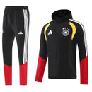 Chándal Alemania 2026 2027 hombre negro chaqueta cortavientos y pantalón largo entrenamiento calidad 1.1 oficial Tienda Hincha Futbolero Germany Training Suit, Chándal Alemania 2026, Conjunto Alemania DFB, Chaqueta cortavientos Alemania, Pantalón entrenamiento Alemania negro, Comprar chándal Alemania 2027, Calidad 1.1 premium, Ropa oficial selección alemana, Chándal fútbol hombre, Moda deportiva Die Mannschaft.