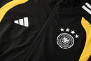 Chándal Alemania 2026 2027 hombre negro chaqueta cortavientos y pantalón largo entrenamiento calidad 1.1 oficial Tienda Hincha Futbolero Germany Training Suit, Chándal Alemania 2026, Conjunto Alemania DFB, Chaqueta cortavientos Alemania, Pantalón entrenamiento Alemania negro, Comprar chándal Alemania 2027, Calidad 1.1 premium, Ropa oficial selección alemana, Chándal fútbol hombre, Moda deportiva Die Mannschaft.