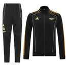 Conjunto largo entrenamiento Arsenal FC temporada 2025 2026 color negro chaqueta y pantalón escudo termosellado calidad 1.1 oficial, Arsenal 2025, Chándal Arsenal negro, Entrenamiento Arsenal 2026, Chaqueta Arsenal, Pantalón Arsenal, Ropa Arsenal barata, Calidad 1.1 Arsenal, Gunners, Tienda Hincha Futbolero, Arsenal Black Tracksuit.