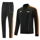 Conjunto largo entrenamiento Arsenal FC temporada 2025 2026 color negro chaqueta y pantalón escudo termosellado calidad 1.1 oficial, Arsenal 2025, Chándal Arsenal negro, Entrenamiento Arsenal 2026, Chaqueta Arsenal, Pantalón Arsenal, Ropa Arsenal barata, Calidad 1.1 Arsenal, Gunners, Tienda Hincha Futbolero, Arsenal Black Tracksuit.