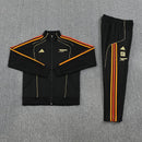 Conjunto largo entrenamiento Arsenal FC temporada 2025 2026 color negro chaqueta y pantalón escudo termosellado calidad 1.1 oficial, Arsenal 2025, Chándal Arsenal negro, Entrenamiento Arsenal 2026, Chaqueta Arsenal, Pantalón Arsenal, Ropa Arsenal barata, Calidad 1.1 Arsenal, Gunners, Tienda Hincha Futbolero, Arsenal Black Tracksuit.