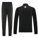 Conjunto largo entrenamiento Arsenal FC temporada 2025 2026 color negro chaqueta y pantalón escudo termosellado calidad 1.1 oficial, Arsenal 2025, Chándal Arsenal negro, Entrenamiento Arsenal 2026, Chaqueta Arsenal, Pantalón Arsenal, Ropa Arsenal barata, Calidad 1.1 Arsenal, Gunners, Tienda Hincha Futbolero, Arsenal Black Tracksuit.