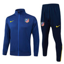 Chándal oficial del Atlético de Madrid temporada 2025 2026 chaqueta y pantalón color azul marino para hombre de Tienda Hincha Futbolero, Chándal Atlético de Madrid, Atlético de Madrid 2025/26, Ropa entrenamiento Atlético de Madrid, Chándal azul marino Atleti, Comprar chándal Atlético oficial, Atleti moda, Colchoneros equipación, Entrenamiento Atleti 2026, Ropa deportiva fútbol.