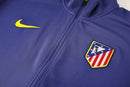 Atlético de Madrid 2026, Chándal Atleti morado, Ropa oficial Atlético de Madrid, Conjunto Atlético 25/26, Tracksuit Atleti oficial, Regalo fútbol Atlético, Chándal morado colchonero, Equipación Metropolitano 2026, Atleti lifestyle kit, Comprar chándal Atlético barato.