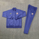 Atlético de Madrid 2026, Chándal Atleti morado, Ropa oficial Atlético de Madrid, Conjunto Atlético 25/26, Tracksuit Atleti oficial, Regalo fútbol Atlético, Chándal morado colchonero, Equipación Metropolitano 2026, Atleti lifestyle kit, Comprar chándal Atlético barato.