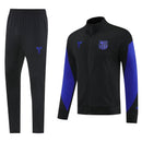 Chándal hombre FC Barcelona temporada 2025 2026 edición especial Kobe Bryant color negro con detalles azul kobe calidad 1.1 oficial, Barcelona 2025, Chándal Barça Kobe Bryant, Barça 25/26 negro azul, Ropa Barça edición especial, Chándal barato Barcelona, Calidad 1.1 Barça, Mamba Mentality football, Tienda Hincha Futbolero, Culés, Bloke Core Barça.