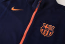 Chándal hombre FC Barcelona temporada 2025 2026 chaqueta y pantalón largo color azul marino con detalles naranja calidad 1.1 Barcelona 2025, Chándal Barça barato, Conjunto Barça 25/26, Ropa entrenamiento Barcelona, Chándal azul marino naranja, Calidad 1.1 Barça, Moda culé 2026, Tienda Hincha Futbolero, Mès que un club, Bloke Core Barça.