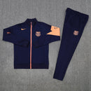 Chándal hombre FC Barcelona temporada 2025 2026 chaqueta y pantalón largo color azul marino con detalles naranja calidad 1.1 Barcelona 2025, Chándal Barça barato, Conjunto Barça 25/26, Ropa entrenamiento Barcelona, Chándal azul marino naranja, Calidad 1.1 Barça, Moda culé 2026, Tienda Hincha Futbolero, Mès que un club, Bloke Core Barça.