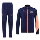 Chándal hombre FC Barcelona temporada 2025 2026 chaqueta y pantalón largo color azul marino con detalles naranja calidad 1.1 Barcelona 2025, Chándal Barça barato, Conjunto Barça 25/26, Ropa entrenamiento Barcelona, Chándal azul marino naranja, Calidad 1.1 Barça, Moda culé 2026, Tienda Hincha Futbolero, Mès que un club, Bloke Core Barça.