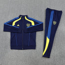 Chándal oficial del Boca Juniors temporada 2025 2026 conjunto de chaqueta y pantalón azul marino para hombre de Tienda Hincha Futbolero, Chándal Boca Juniors, Boca Juniors 2025/26, Conjunto entrenamiento Boca, Ropa oficial Boca Juniors, Chaqueta y pantalón Boca Juniors, Boca azul marino, Comprar chándal Boca hombre, Calidad premium Boca, Ropa deportiva La Bombonera.
