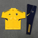 Chándal hombre Boca Juniors temporada 2025 2026 oficial chaqueta amarilla y pantalón azul fútbol técnica transpirable Xeneize La Bombonera.