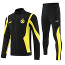 Chándal hombre Borussia Dortmund temporada 2025 2026 sudadera sin capucha y pantalón negro detalles amarillos entrenamiento calidad 1.1 premium oficial BVB Borussia Dortmund 2025, Chándal BVB negro, Sudadera Dortmund amarilla, Ropa BVB barata, Entrenamiento Dortmund 25/26, Calidad 1.1 BVB, Bundesliga Gear, Tienda Hincha Futbolero, BVB Tracksuit 25/26.