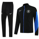 Chándal oficial del Chelsea FC temporada 2025 2026 conjunto chaqueta y pantalón negro para hombre de Tienda Hincha Futbolero, Chándal Chelsea, Chelsea 2025/26, Ropa entrenamiento Chelsea, Conjunto Chelsea hombre, Comprar chándal Chelsea oficial, Chelsea FC negro, Calidad premium Chelsea, Premier League chándal, Chelsea 2026.