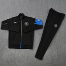 Chándal oficial del Chelsea FC temporada 2025 2026 conjunto chaqueta y pantalón negro para hombre de Tienda Hincha Futbolero, Chándal Chelsea, Chelsea 2025/26, Ropa entrenamiento Chelsea, Conjunto Chelsea hombre, Comprar chándal Chelsea oficial, Chelsea FC negro, Calidad premium Chelsea, Premier League chándal, Chelsea 2026.