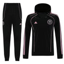Chándal hombre Inter Miami temporada 2025 2026 chaqueta y pantalón largo color negro con detalles en rosa calidad 1.1 oficial, Inter Miami 2025, Chándal Inter Miami negro rosa, Conjunto Inter Miami 25/26, Ropa barata Messi, Calidad 1.1 Miami, Moda deportiva 2026, Tienda Hincha Futbolero, Vice City, Bloke Core Miami, Chándal MLS.