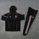 Chándal hombre Inter Miami temporada 2025 2026 chaqueta y pantalón largo color negro con detalles en rosa calidad 1.1 oficial, Inter Miami 2025, Chándal Inter Miami negro rosa, Conjunto Inter Miami 25/26, Ropa barata Messi, Calidad 1.1 Miami, Moda deportiva 2026, Tienda Hincha Futbolero, Vice City, Bloke Core Miami, Chándal MLS.