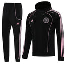 Chándal hombre Inter Miami temporada 2025 2026 chaqueta y pantalón largo color negro con detalles en rosa calidad 1.1 oficial, Inter Miami 2025, Chándal Inter Miami negro rosa, Conjunto Inter Miami 25/26, Ropa barata Messi, Calidad 1.1 Miami, Moda deportiva 2026, Tienda Hincha Futbolero, Vice City, Bloke Core Miami, Chándal MLS.