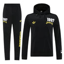 Chándal oficial de entrenamiento Juventus temporada 2025 2026 chaqueta con capucha y pantalón negro para hombre de Tienda Hincha Futbolero, Chándal Juventus 2025/26, Conjunto Juventus hombre, Ropa entrenamiento Juventus, Juventus negro chándal, Chaqueta Juventus con capucha, Comprar chándal Juventus oficial, Calidad premium bianconeri, Moda Turín fútbol, Juventus 2026.