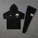 Chándal oficial de entrenamiento Juventus temporada 2025 2026 chaqueta con capucha y pantalón negro para hombre de Tienda Hincha Futbolero, Chándal Juventus 2025/26, Conjunto Juventus hombre, Ropa entrenamiento Juventus, Juventus negro chándal, Chaqueta Juventus con capucha, Comprar chándal Juventus oficial, Calidad premium bianconeri, Moda Turín fútbol, Juventus 2026.