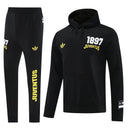 Chándal oficial de entrenamiento Juventus temporada 2025 2026 chaqueta con capucha y pantalón negro para hombre de Tienda Hincha Futbolero, Chándal Juventus 2025/26, Conjunto Juventus hombre, Ropa entrenamiento Juventus, Juventus negro chándal, Chaqueta Juventus con capucha, Comprar chándal Juventus oficial, Calidad premium bianconeri, Moda Turín fútbol, Juventus 2026.