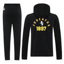 Chándal oficial de entrenamiento Juventus temporada 2025 2026 chaqueta con capucha y pantalón negro para hombre de Tienda Hincha Futbolero, Chándal Juventus 2025/26, Conjunto Juventus hombre, Ropa entrenamiento Juventus, Juventus negro chándal, Chaqueta Juventus con capucha, Comprar chándal Juventus oficial, Calidad premium bianconeri, Moda Turín fútbol, Juventus 2026.