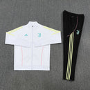 Chándal hombre Juventus temporada 2025 2026 conjunto sudadera blanca y pantalón largo negro calidad 1.1 premium oficial.