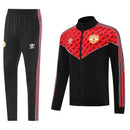 Conjunto chándal hombre Manchester United temporada 2025 2026 chaqueta y pantalón negro y rojo entrenamiento calidad 1.1 oficial, Manchester United 2025, Chándal Manchester United, Man Utd 2026, Conjunto negro rojo United, Ropa barata Manchester, Calidad 1.1 United, Premier League 2026, Tienda Hincha Futbolero, Red Devils Style, Carrington Training.