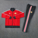Chándal hombre Manchester United temporada 2025 2026 conjunto chaqueta roja y pantalón negro tejido técnico calidad 1.1 oficial, Manchester United 2025, Chándal Man Utd, Conjunto Manchester United 25/26, Ropa Man Utd roja y negra, Chándal barato Manchester, Calidad 1.1 United, Entrenamiento Premier League, Tienda Hincha Futbolero, Red Devils, Bloke Core Tracksuit.