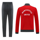 Chándal hombre Manchester United temporada 2025 2026 conjunto chaqueta roja y pantalón negro tejido técnico calidad 1.1 oficial, Manchester United 2025, Chándal Man Utd, Conjunto Manchester United 25/26, Ropa Man Utd roja y negra, Chándal barato Manchester, Calidad 1.1 United, Entrenamiento Premier League, Tienda Hincha Futbolero, Red Devils, Bloke Core Tracksuit.