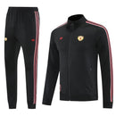 Chándal hombre Manchester United temporada 2025 2026 chaqueta y pantalón largo color negro calidad 1.1 oficial, Manchester United 2025, Chándal Manchester negro, Conjunto United 25/26, Chaqueta Manchester United, Ropa barata United, Calidad 1.1 Manchester, Moda deportiva 2026, Tienda Hincha Futbolero, GGMU, Bloke Core Manchester.
