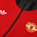 Chándal hombre Manchester United temporada 2025 2026 conjunto chaqueta roja y pantalón negro tejido técnico calidad 1.1 oficial, Manchester United 2025, Chándal Man Utd, Conjunto Manchester United 25/26, Ropa Man Utd roja y negra, Chándal barato Manchester, Calidad 1.1 United, Entrenamiento Premier League, Tienda Hincha Futbolero, Red Devils, Bloke Core Tracksuit.