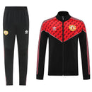Conjunto chándal hombre Manchester United temporada 2025 2026 chaqueta y pantalón negro y rojo entrenamiento calidad 1.1 oficial, Manchester United 2025, Chándal Manchester United, Man Utd 2026, Conjunto negro rojo United, Ropa barata Manchester, Calidad 1.1 United, Premier League 2026, Tienda Hincha Futbolero, Red Devils Style, Carrington Training.